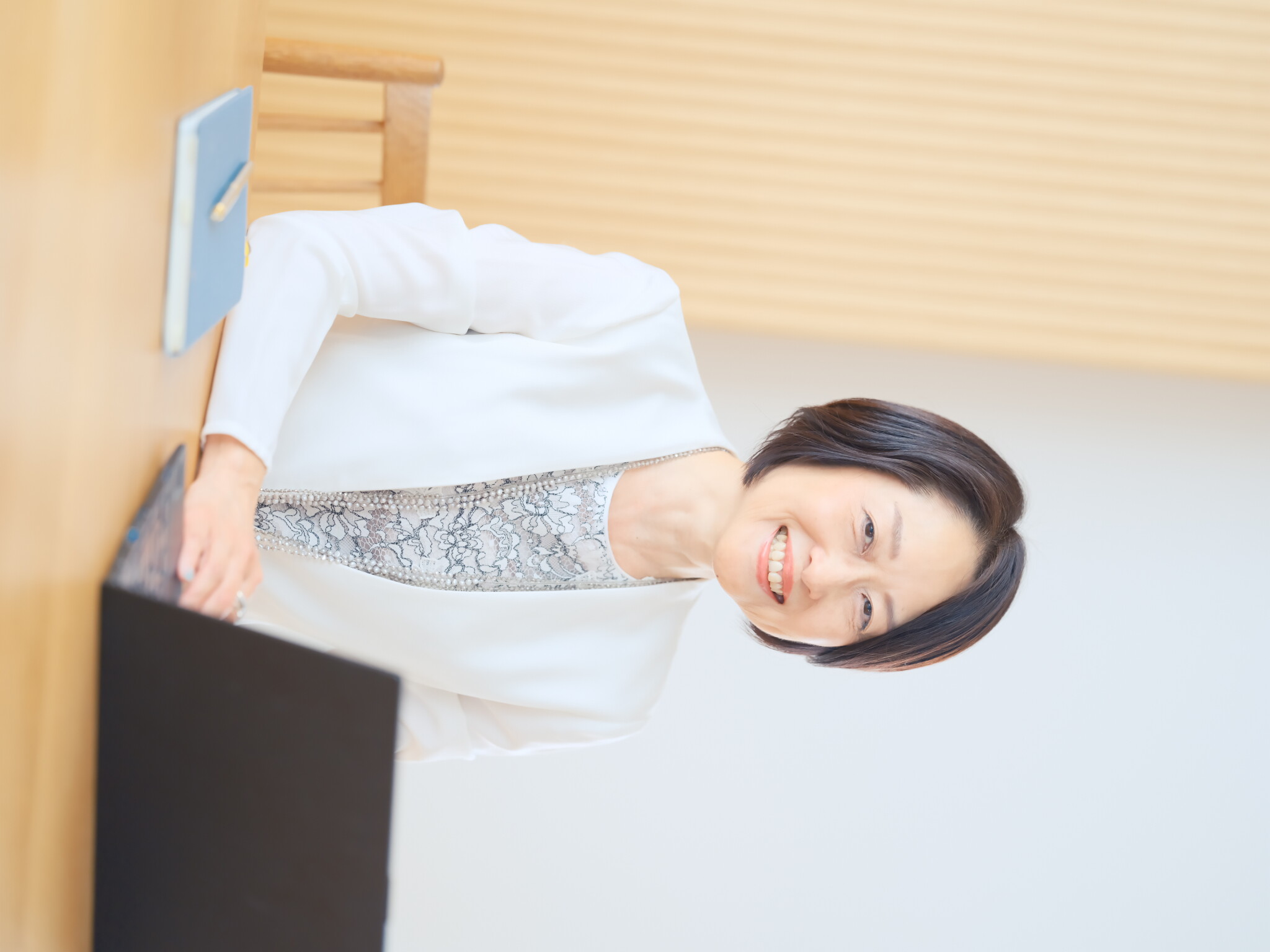 株式会社クーネクスト代表 片山沙恵がノートパソコンを前に業務を行う様子